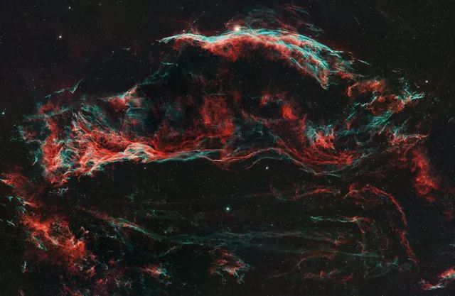 The blue and red filaments of the Eastern Veil Nebula