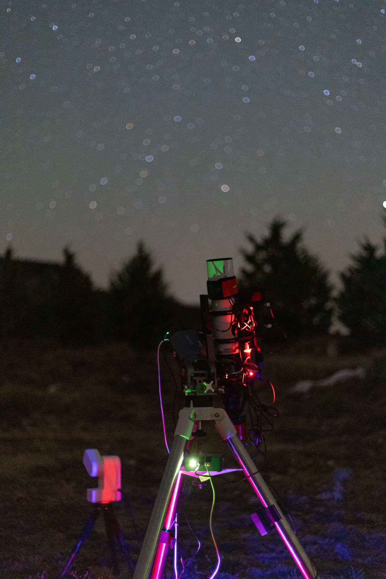 A telescope operating under the stars
